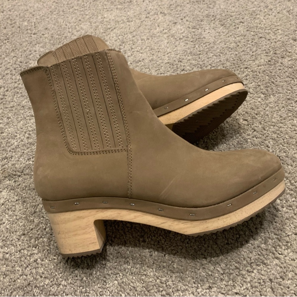 Like new LOFT tan suede clog booties! Size 7.5